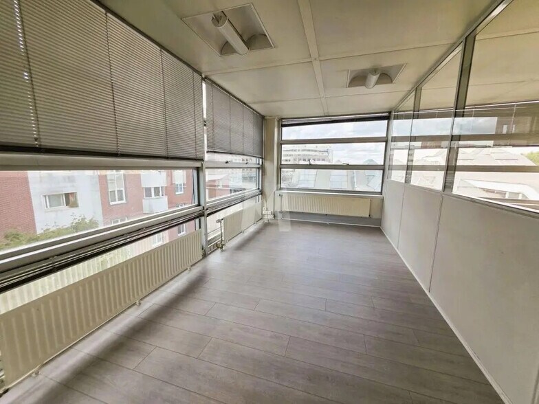 Bureau dans Évry-Courcouronnes à vendre - Photo de l’immeuble – Image 3 sur 13