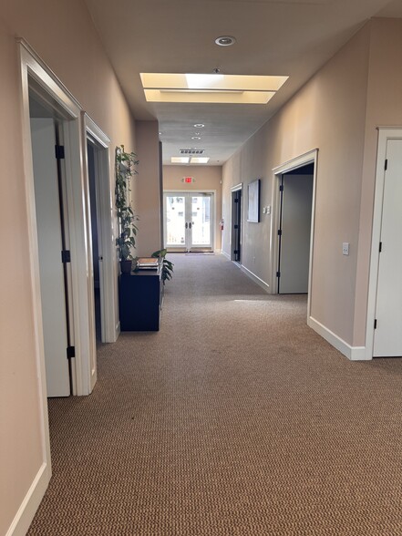 561 1st St W, Sonoma, CA à louer - Photo intérieure – Image 3 sur 17