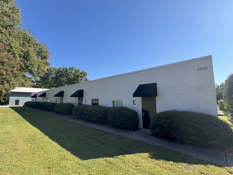 6016 Mcdaniel Ln, Charlotte, NC à louer - Photo de l’immeuble – Image 3 sur 6