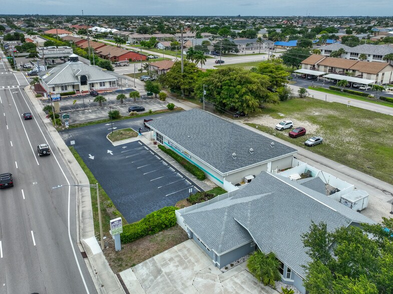 715 Cape Coral Pky, Cape Coral, FL à vendre - Photo de l’immeuble – Image 2 sur 8