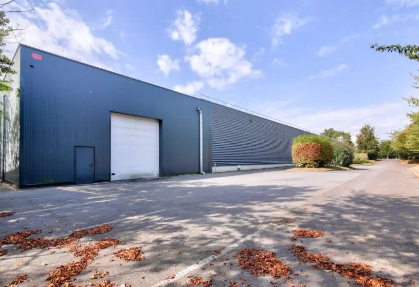 Local d’activités dans Tremblay-en-France à louer - Photo de l’immeuble – Image 3 sur 4