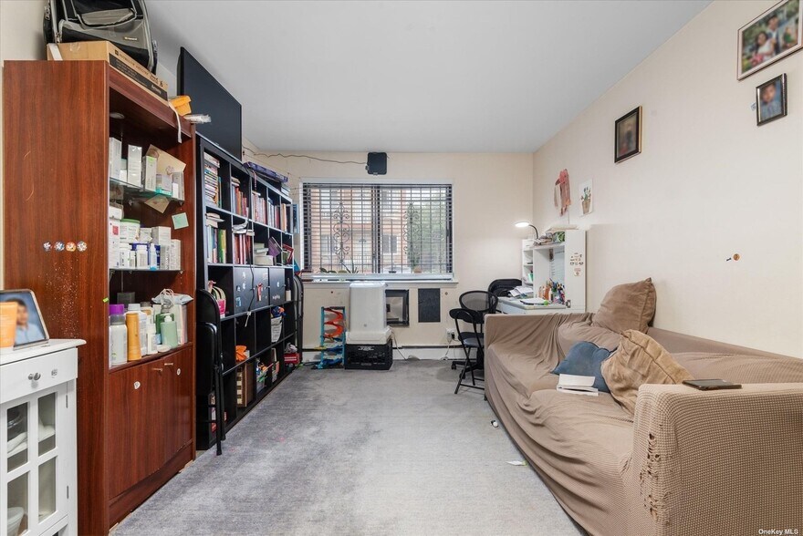 86-18 57th Rd, Elmhurst, NY à vendre - Photo intérieure – Image 3 sur 9
