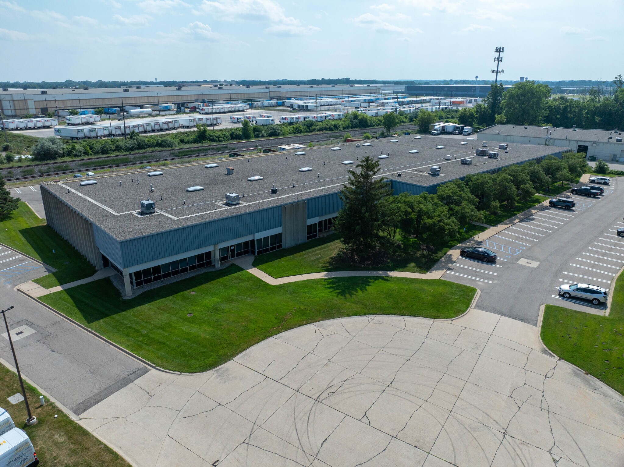 13115-13131 Waco Dr, Livonia, MI à louer Aérien– Image 1 sur 6