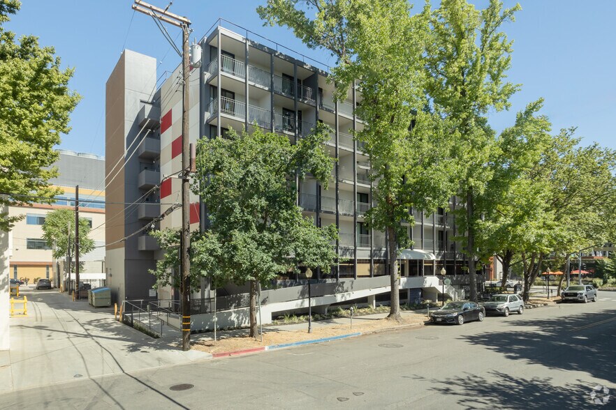 2701 Capitol Ave, Sacramento, CA à louer - Photo principale – Image 1 sur 36