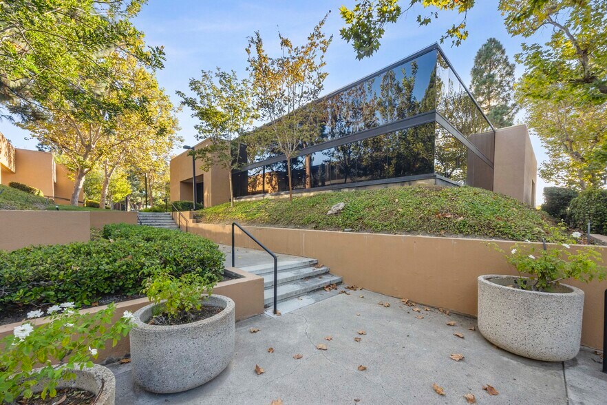 23275 South Pointe Dr, Laguna Hills, CA à vendre - Photo de l’immeuble – Image 3 sur 25