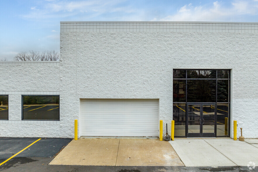 6115-6123 E Thirteen Mile Rd, Warren, MI à louer - Photo de l’immeuble – Image 3 sur 8
