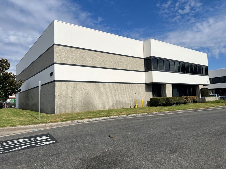 1595 N Main St, Orange, CA à louer - Photo de l’immeuble – Image 1 sur 2