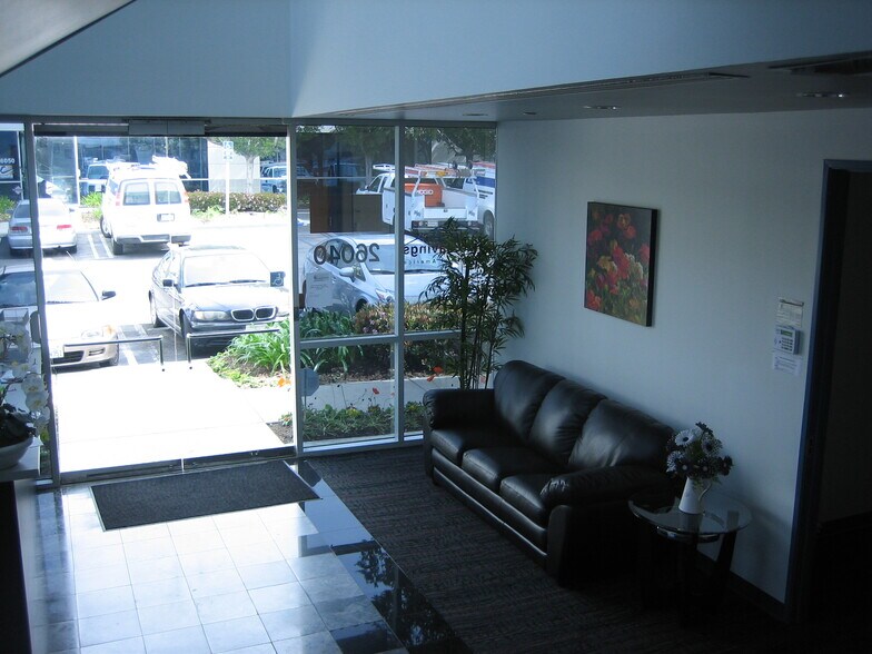 26040 Acero, Mission Viejo, CA à louer - Hall d’entrée – Image 3 sur 8
