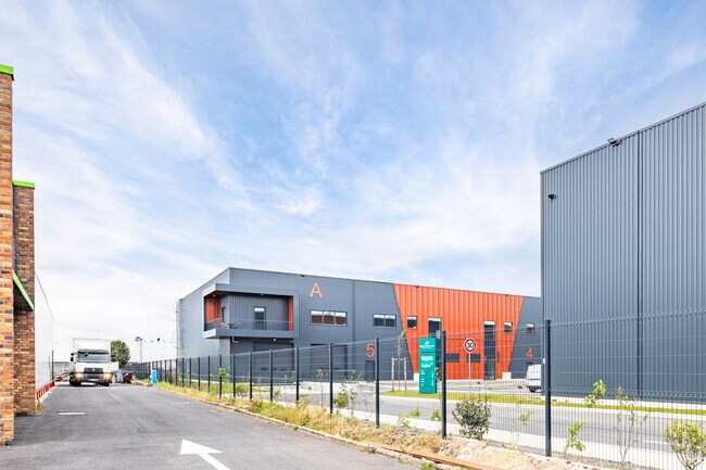 Plus de détails pour Avenue Du Vert Galant, Saint-Ouen-l'Aumône - Local d'activités à louer