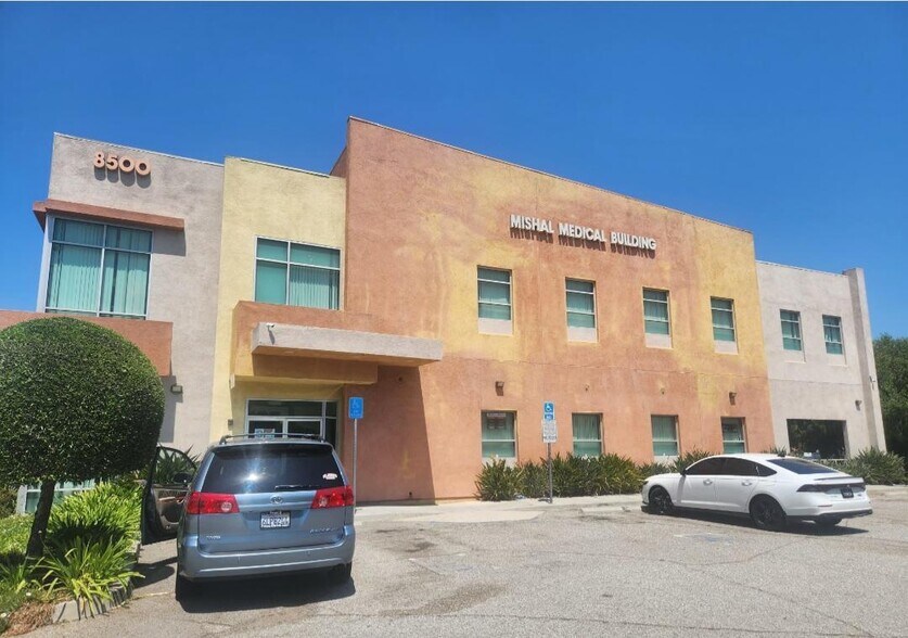 8500 Florence Ave, Downey, CA à louer - Photo principale – Image 1 sur 5