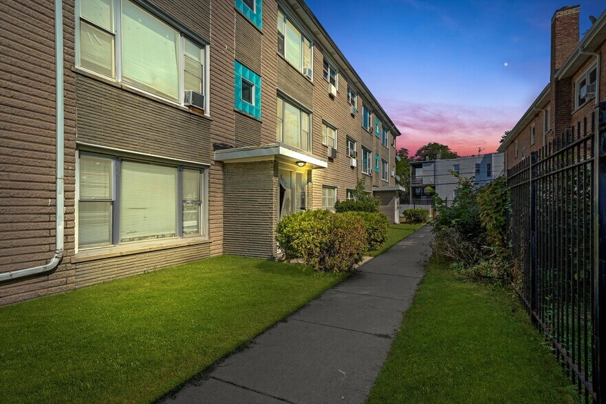 8917 S Cottage Grove Ave, Chicago, IL à vendre - Photo de l’immeuble – Image 2 sur 17