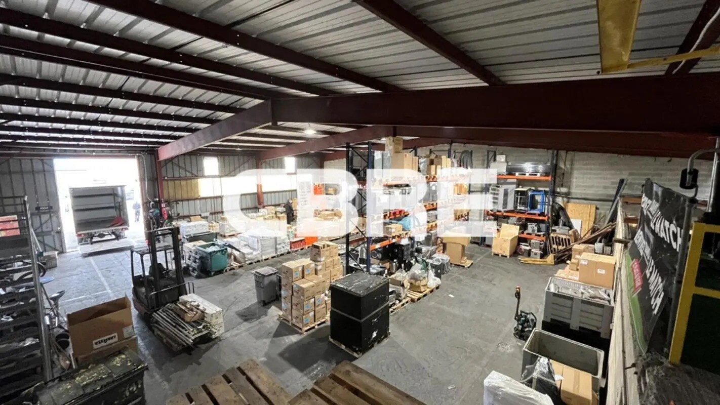 Local d’activités dans à louer Photo de l’immeuble– Image 1 sur 12