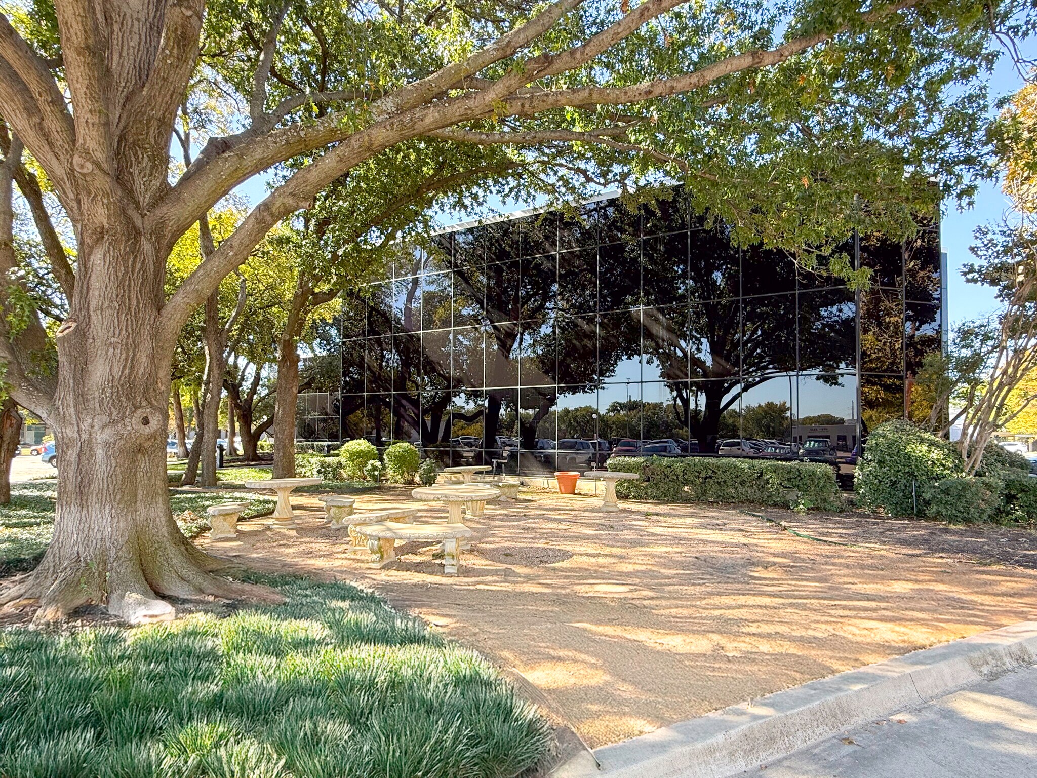 1345 River Bend Dr, Dallas, TX à louer Photo de l’immeuble– Image 1 sur 20