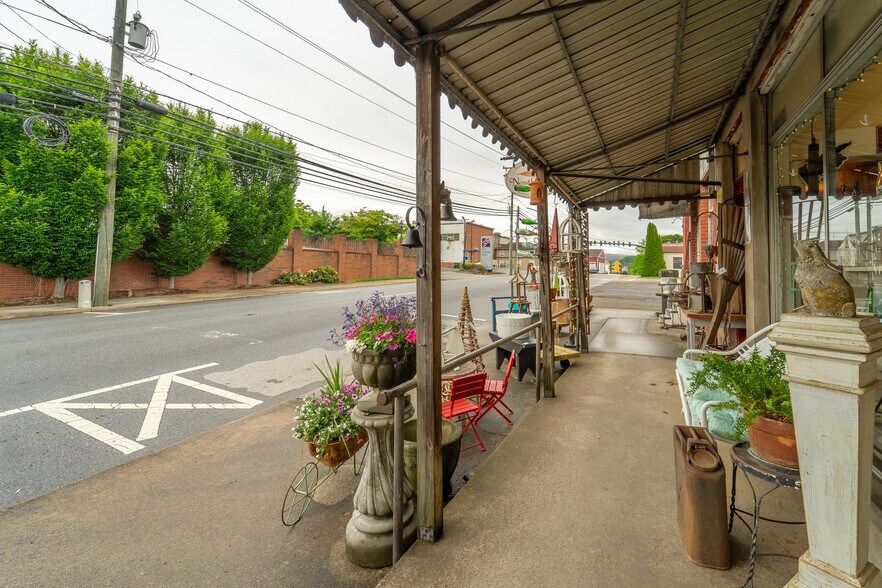 153 E Palmer St, Franklin, NC à vendre - Photo de l’immeuble – Image 3 sur 48