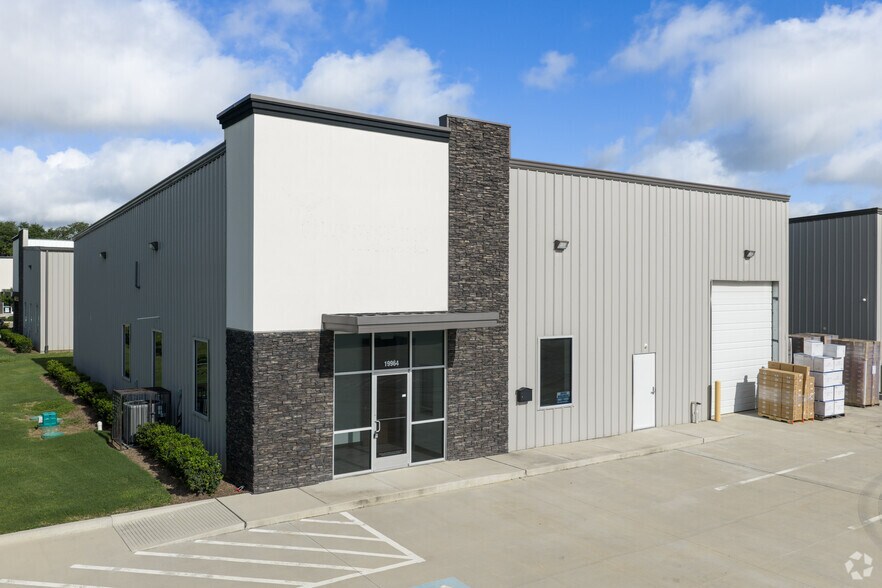 For SALE - Industrial Buildings portefeuille de 3 biens à vendre sur LoopNet.fr - Photo principale – Image 2 sur 43