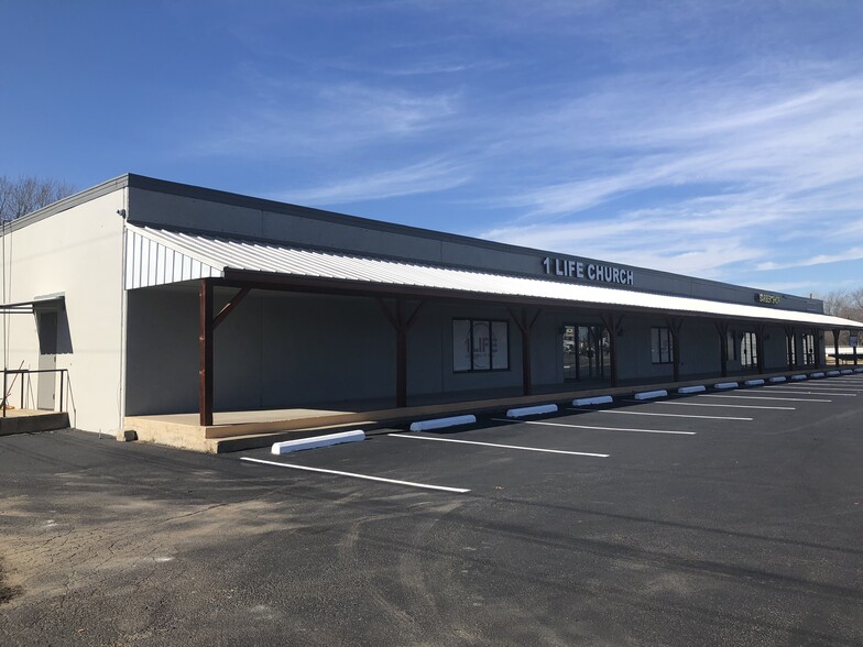 1605-1611 N Main St, Cleburne, TX à louer - Photo de l’immeuble – Image 3 sur 14