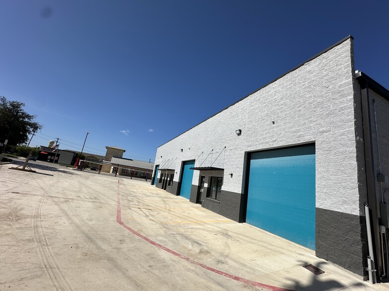 10927 Fredericksburg Rd, San Antonio, TX à louer - Photo de l’immeuble – Image 3 sur 14