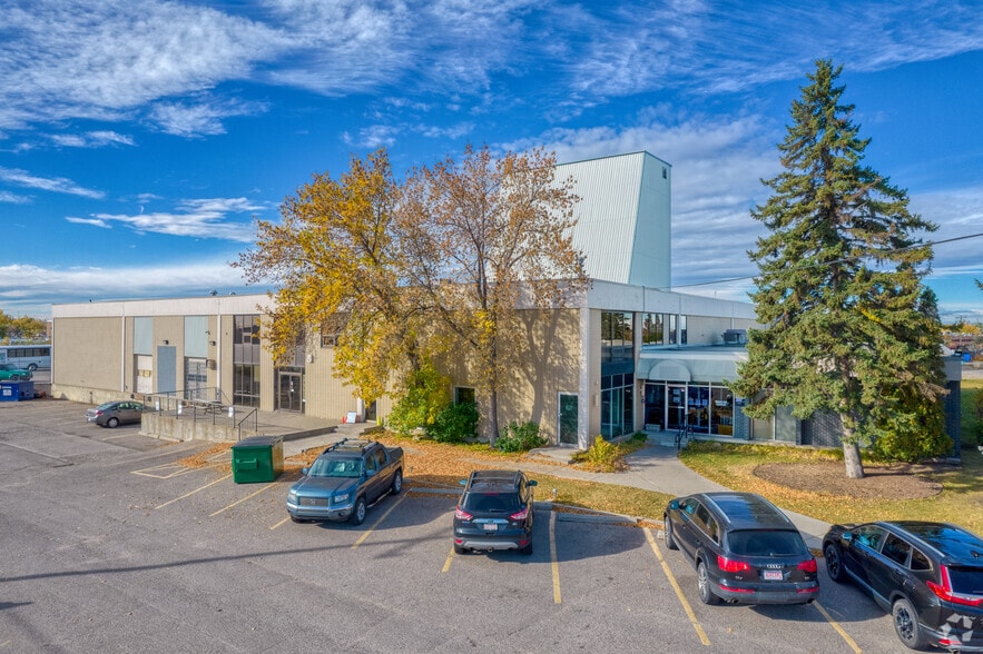 1415 28 St NE, Calgary, AB à louer - Photo principale – Image 1 sur 10