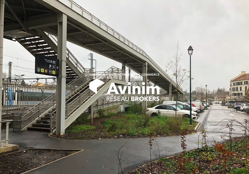 Local d’activités dans Pontoise à louer - Photo de l’immeuble – Image 3 sur 4