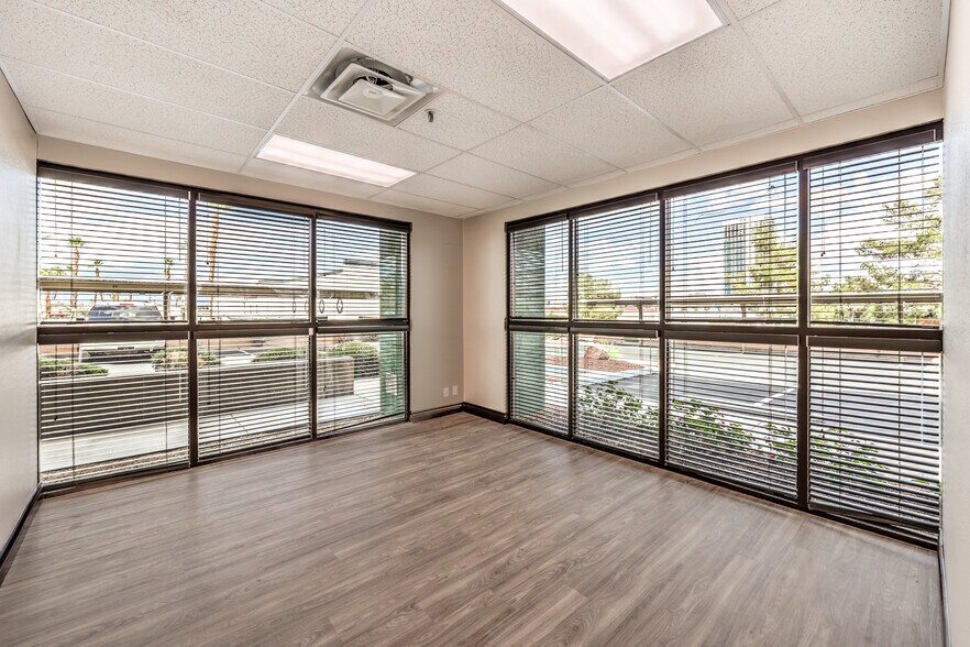 4270 S Decatur Blvd, Las Vegas, NV à louer - Photo de l’immeuble – Image 3 sur 12