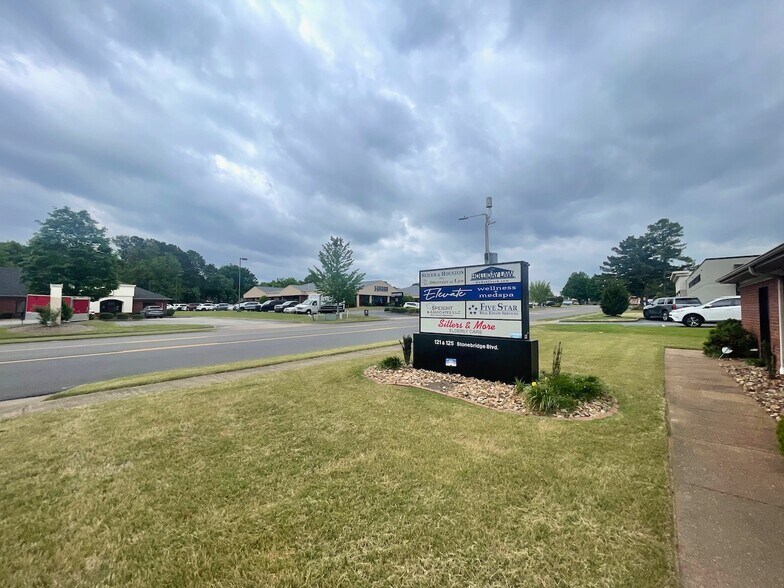 121 Stonebridge Blvd, Jackson, TN à louer - Photo de l’immeuble – Image 3 sur 12