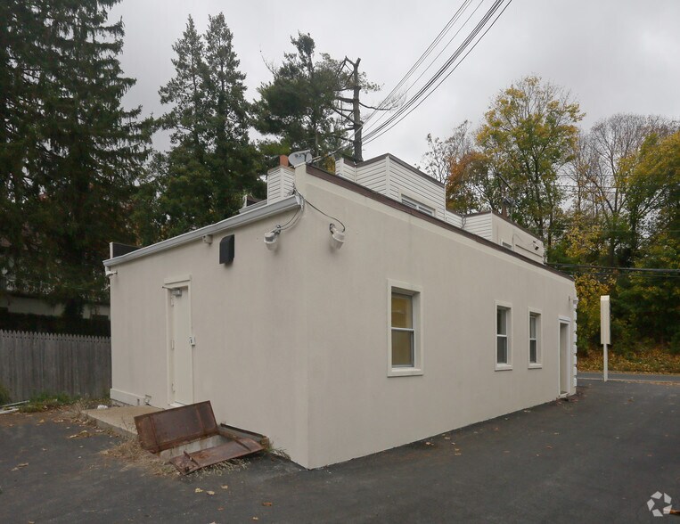 243 Roslyn Rd, Roslyn Heights, NY à louer - Photo de l’immeuble – Image 2 sur 2