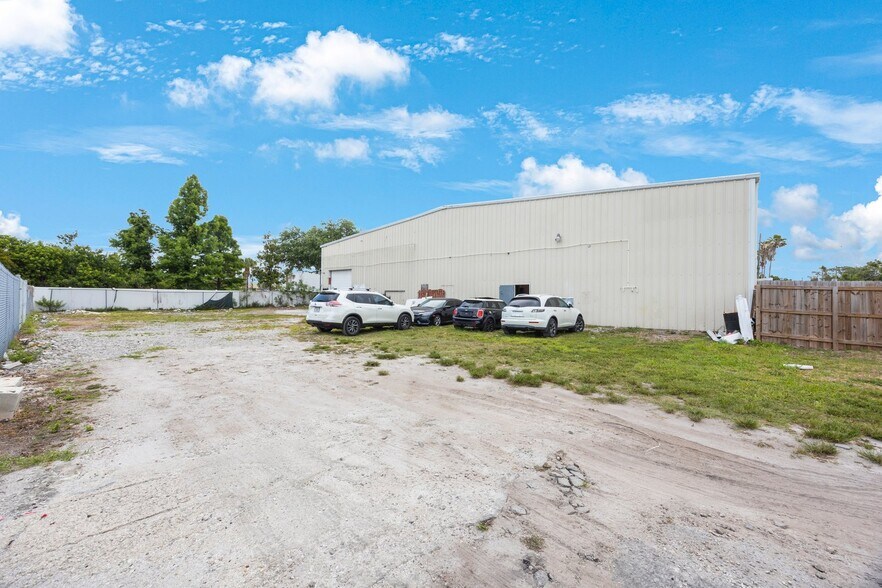 9161 131st Pl N, Largo, FL à louer - Photo de l’immeuble – Image 2 sur 37