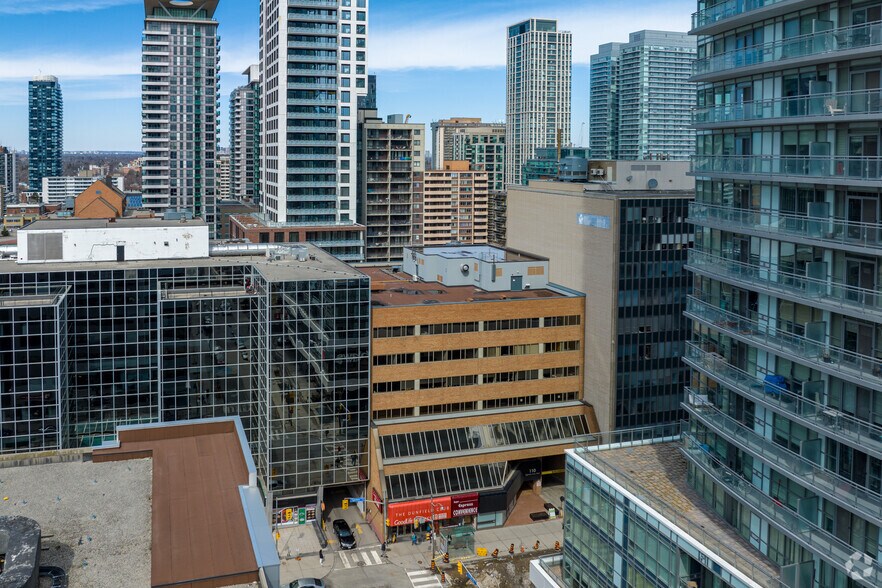 110 Eglinton Ave E, Toronto, ON à louer - Aérien – Image 3 sur 3