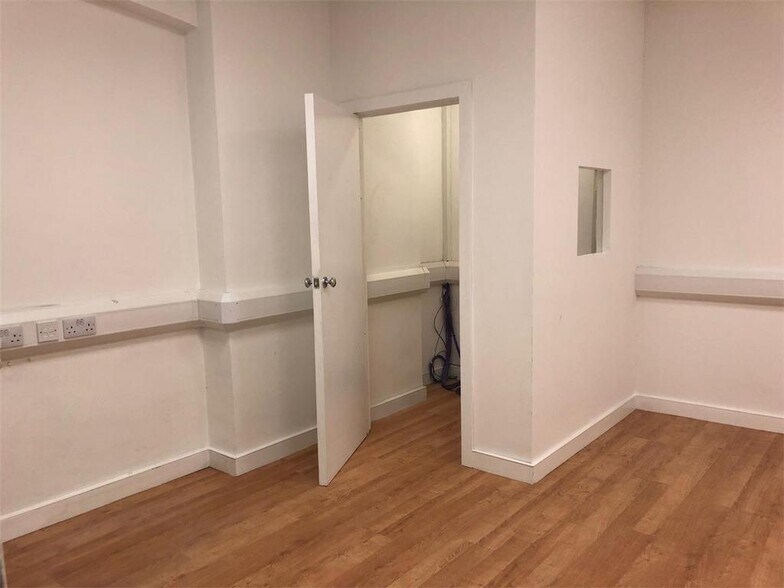 Hale Ln, Edgware à louer - Photo de l’immeuble – Image 3 sur 17