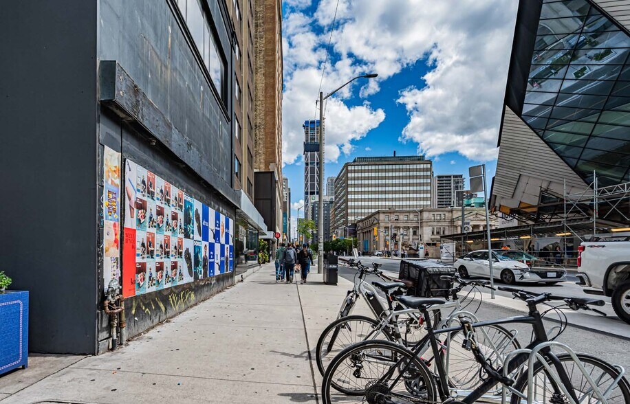 192 Bloor St W, Toronto, ON à louer - Photo de l’immeuble – Image 2 sur 6
