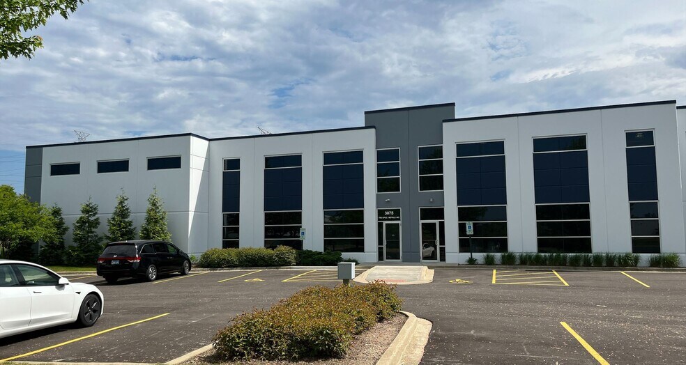 3075 N Oak Grove Ave, Waukegan, IL à louer - Photo principale – Image 1 sur 5