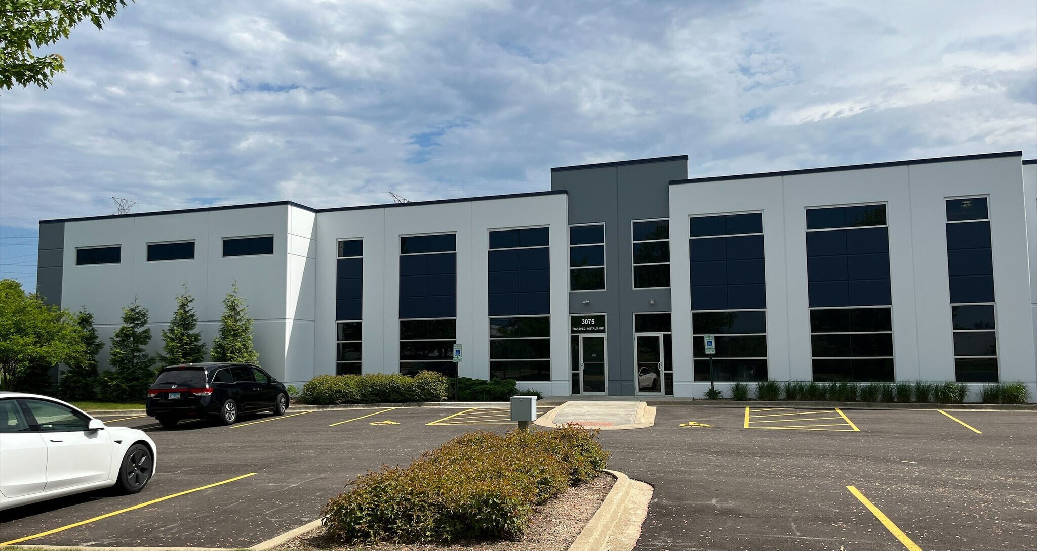 3075 N Oak Grove Ave, Waukegan, IL à louer Photo principale– Image 1 sur 6