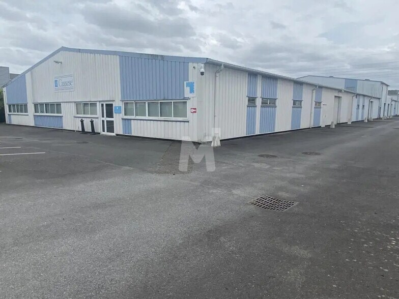 Local d'activités dans VERNEUIL-L'ETANG à vendre - Photo de l’immeuble – Image 2 sur 13