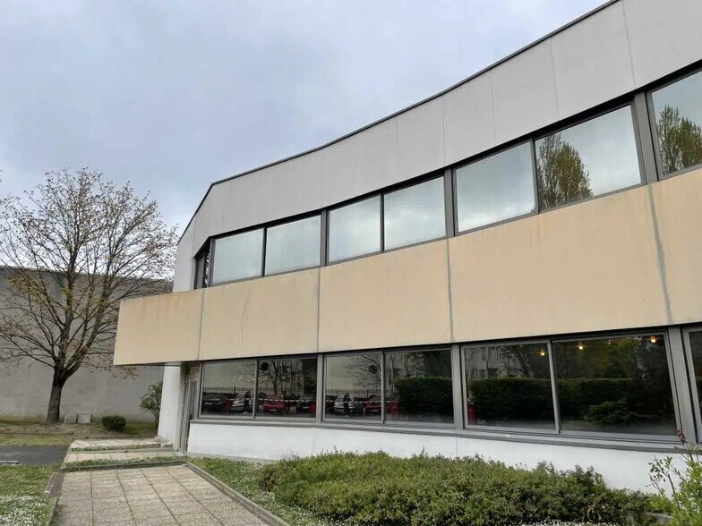 Local d’activités dans Noisy-le-Sec à louer - Photo de l’immeuble – Image 1 sur 8