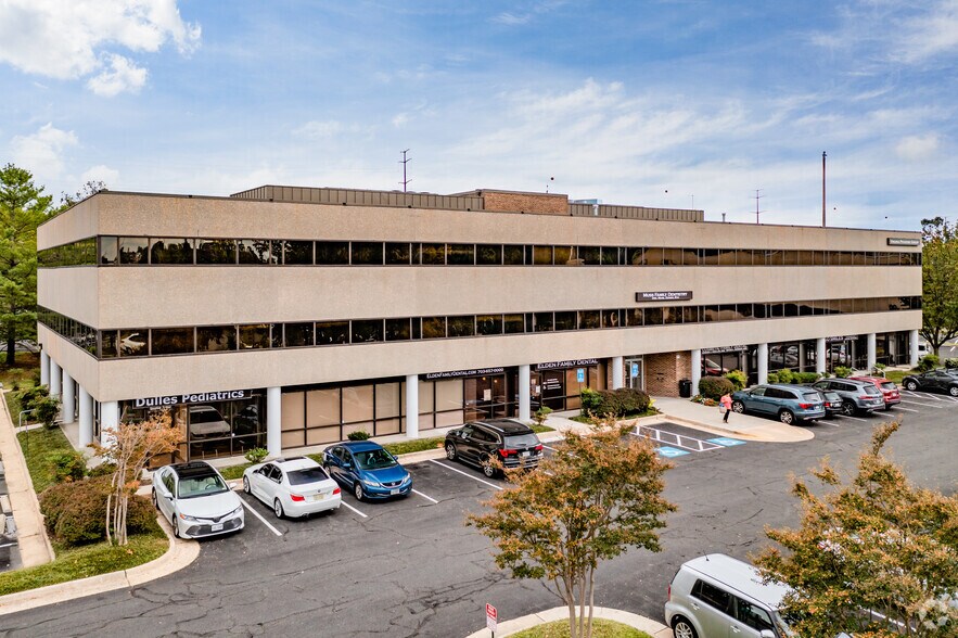 131 Elden St, Herndon, VA à vendre - Photo de l’immeuble – Image 1 sur 15