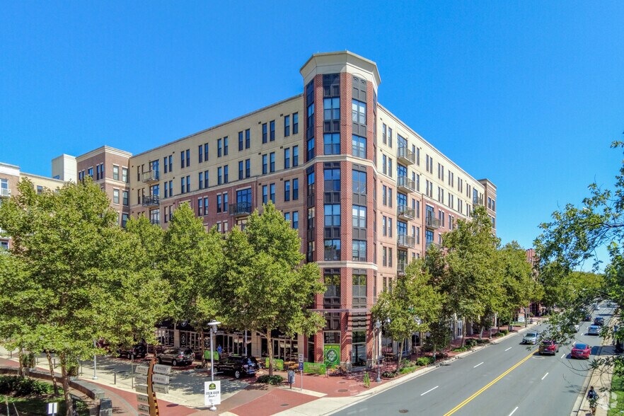 444 W Broad St, Falls Church, VA à louer - Photo de l’immeuble – Image 2 sur 6