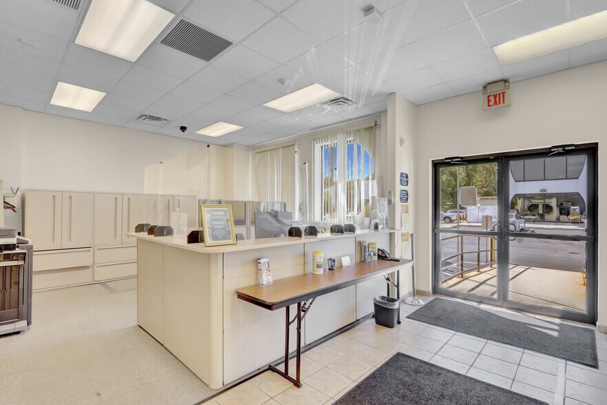 346 Sunrise Hwy, West Babylon, NY à louer - Photo intérieure – Image 3 sur 5