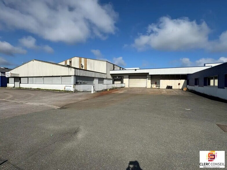 Local d'activités dans Isneauville à vendre - Photo de l’immeuble – Image 2 sur 16