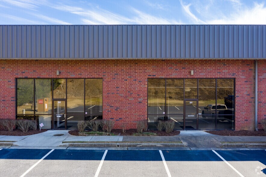 355 Brogdon Rd, Suwanee, GA à louer - Photo de l’immeuble – Image 3 sur 6