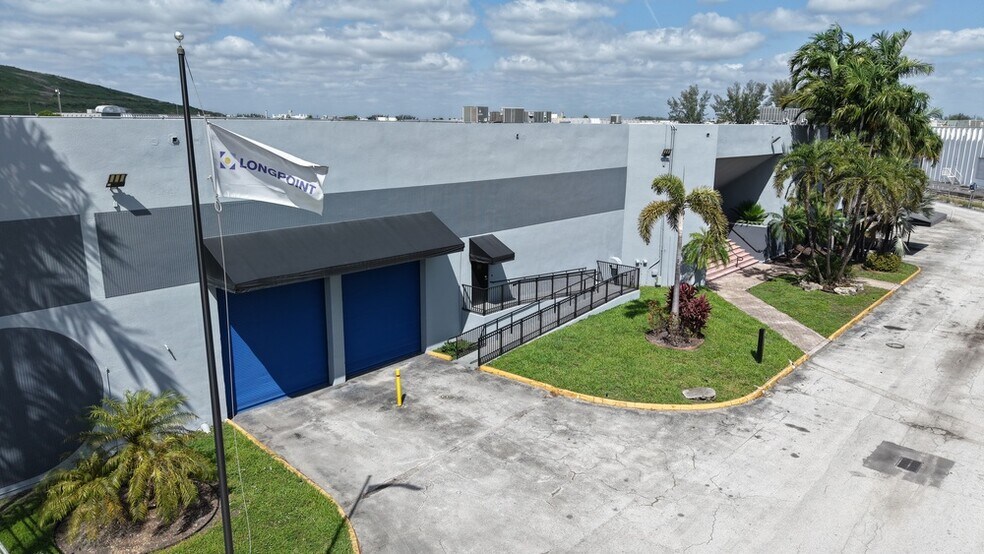 9970 NW 89th Ct, Medley, FL à louer - Photo de l’immeuble – Image 3 sur 16