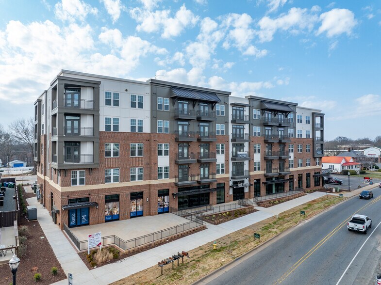 21501 Hickory St, Cornelius, NC à louer - Photo de l’immeuble – Image 2 sur 14
