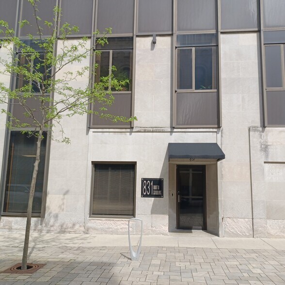 831 N Grand Ave, Waukesha, WI à louer - Photo de l’immeuble – Image 2 sur 2