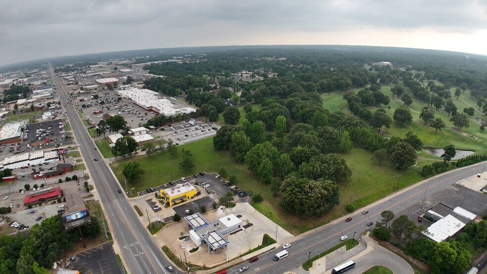 901 S. Caraway Rd, Jonesboro, AR à vendre - Vidéo sur l’annonce professionnelle – Image 2 sur 32