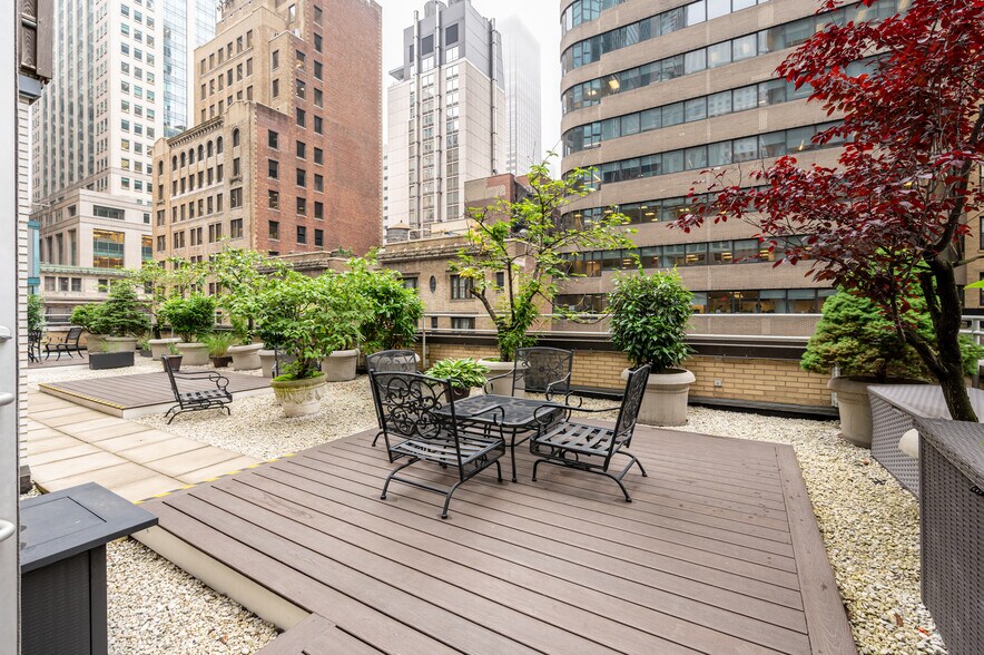 144 E 44th St, New York, NY à louer - Photo de l’immeuble – Image 3 sur 9