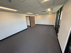 1160 Pioneer Way, El Cajon, CA à louer Photo intérieure– Image 2 sur 5