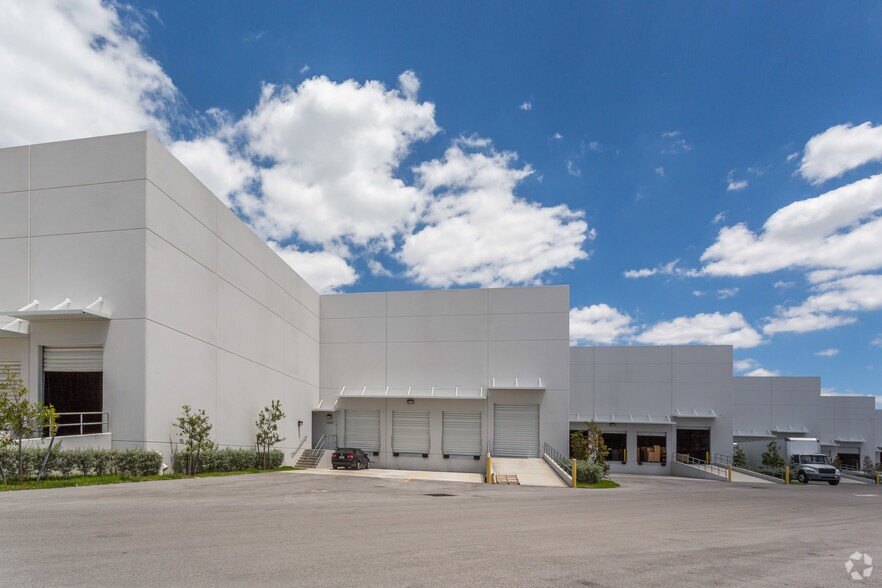 10211 NW 62nd St, Doral, FL à louer - Photo de l’immeuble – Image 3 sur 5
