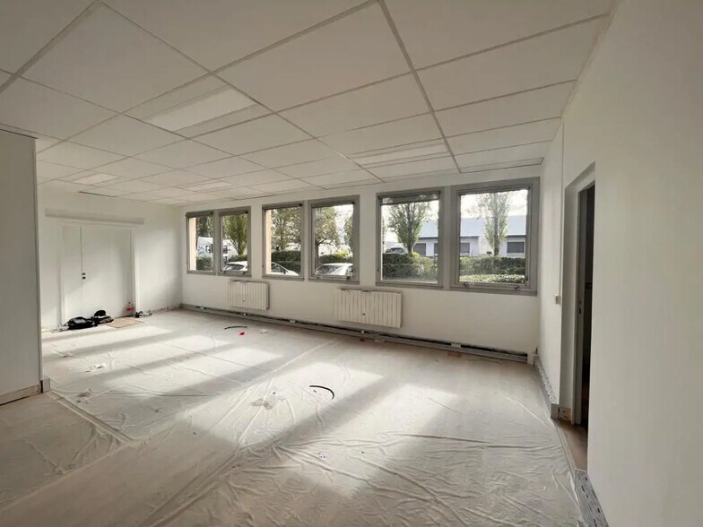 Bureau dans Coignières à louer - Photo de l’immeuble – Image 3 sur 11
