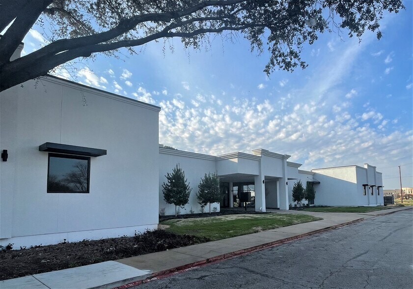4105 City Point Dr, North Richland Hills, TX à louer - Photo de l’immeuble – Image 2 sur 7