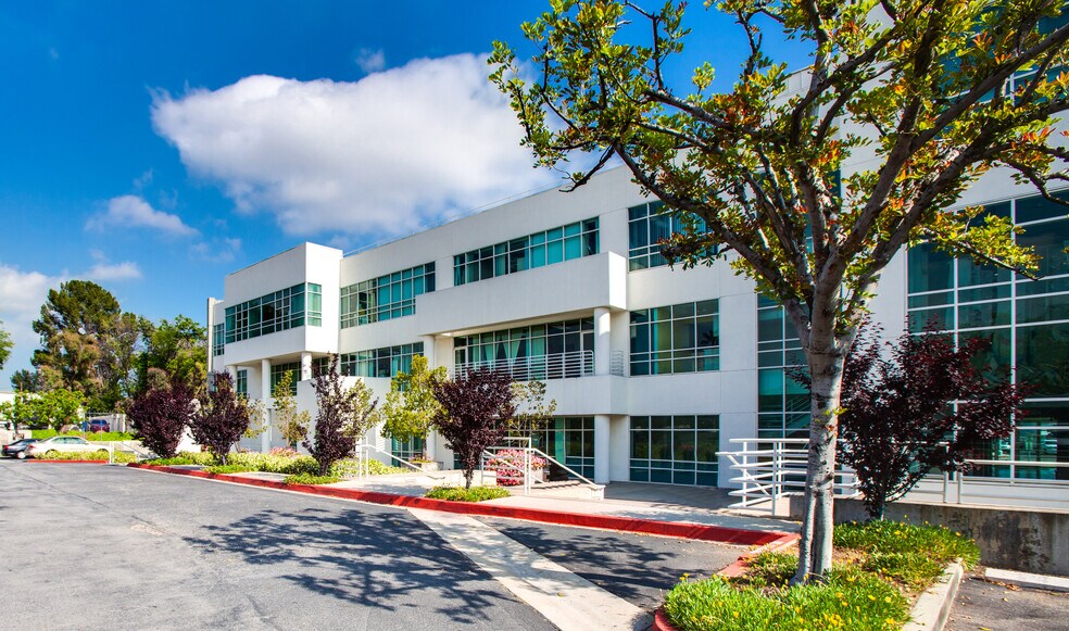 14901 Rinaldi St, Mission Hills, CA à louer - Photo de l’immeuble – Image 3 sur 8