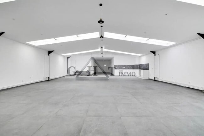 Plus de détails pour Local d’activités à vendre